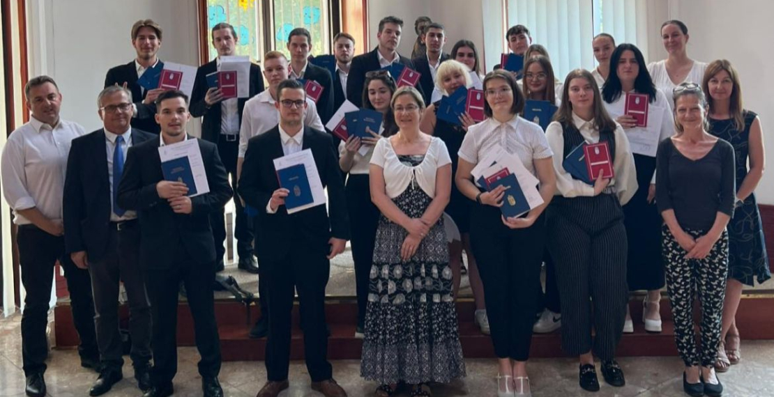 13C - második osztályunk is átvette érettségi bizonyítványát és technikusi oklevelét